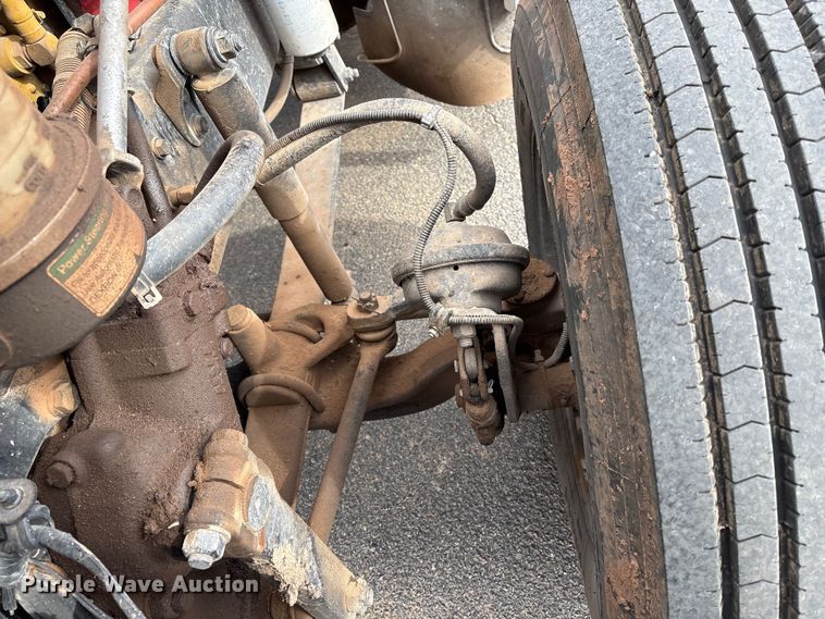 image for item NK9051 2007 Freightliner Classic semi truck