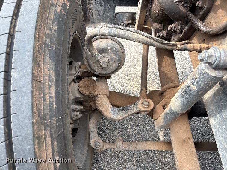 image for item NK9051 2007 Freightliner Classic semi truck