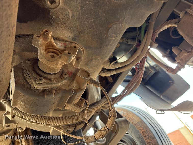 image for item NK9051 2007 Freightliner Classic semi truck