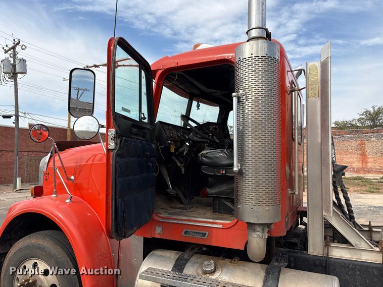 image for item NK9051 2007 Freightliner Classic semi truck