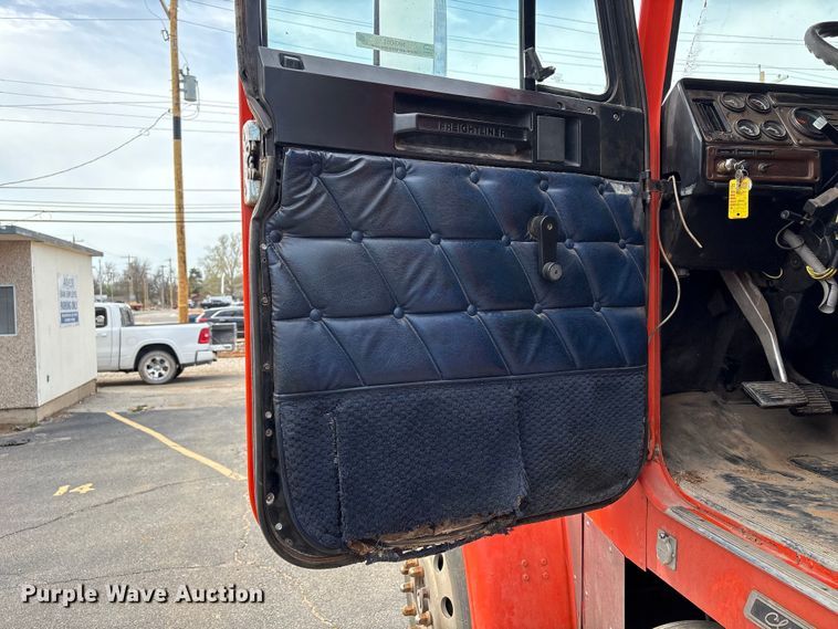 image for item NK9051 2007 Freightliner Classic semi truck