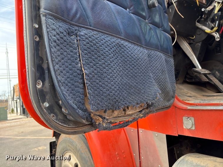 image for item NK9051 2007 Freightliner Classic semi truck