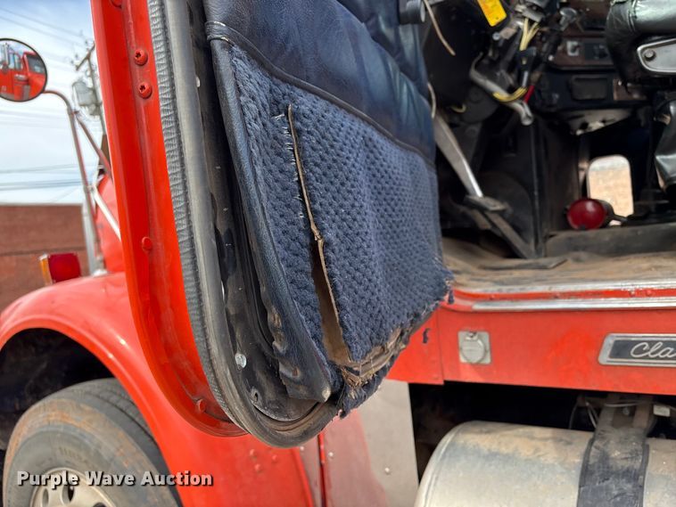 image for item NK9051 2007 Freightliner Classic semi truck