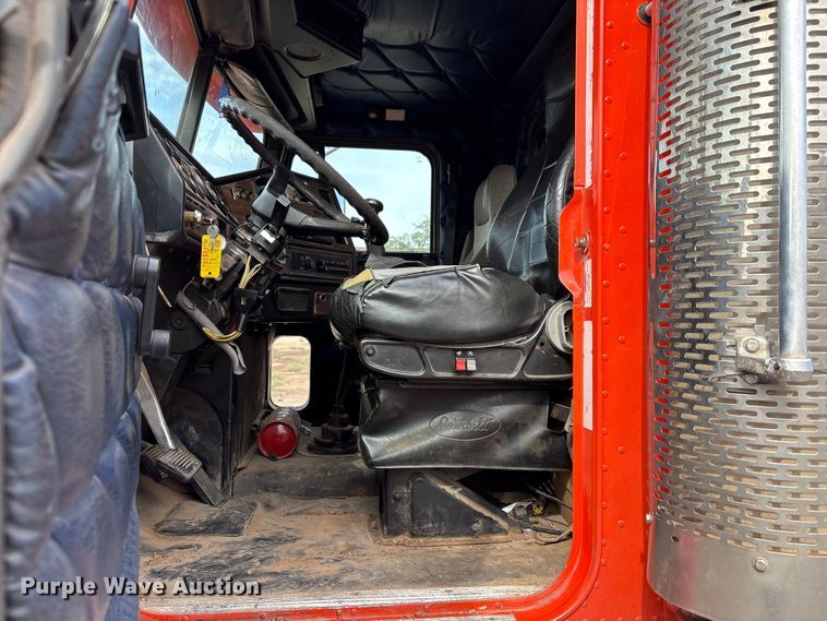 image for item NK9051 2007 Freightliner Classic semi truck