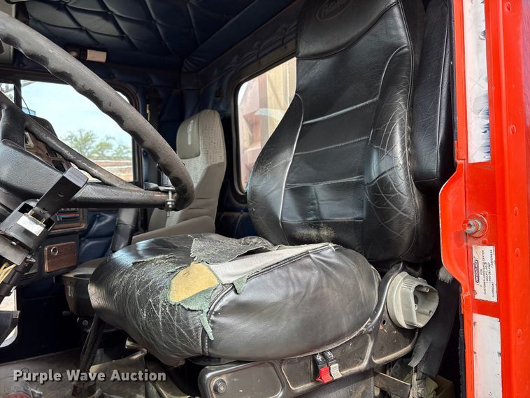 image for item NK9051 2007 Freightliner Classic semi truck