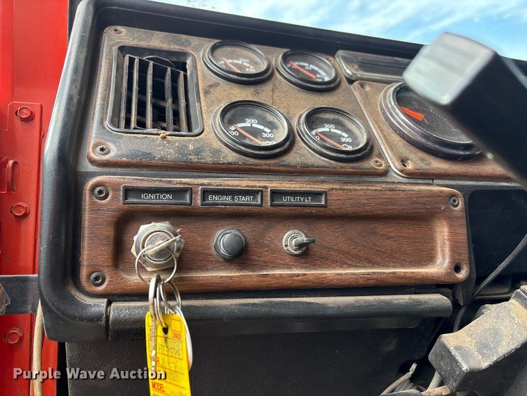 image for item NK9051 2007 Freightliner Classic semi truck