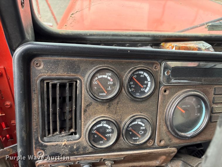 image for item NK9051 2007 Freightliner Classic semi truck