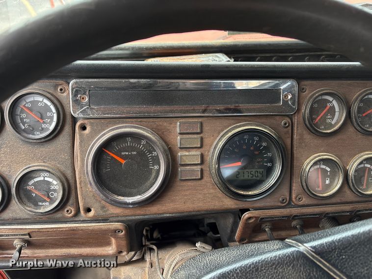 image for item NK9051 2007 Freightliner Classic semi truck