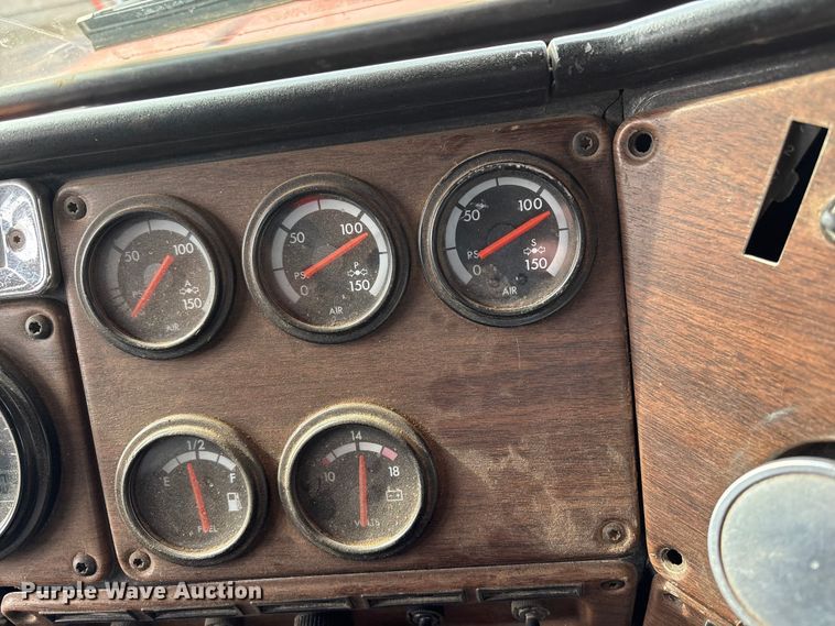 image for item NK9051 2007 Freightliner Classic semi truck