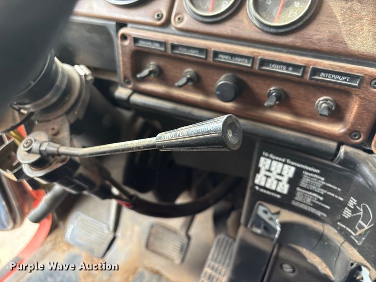 image for item NK9051 2007 Freightliner Classic semi truck