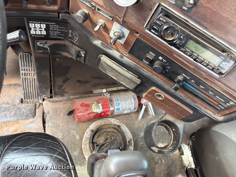 image for item NK9051 2007 Freightliner Classic semi truck