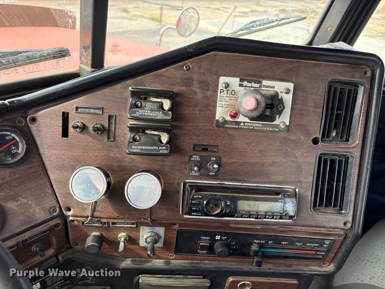 image for item NK9051 2007 Freightliner Classic semi truck