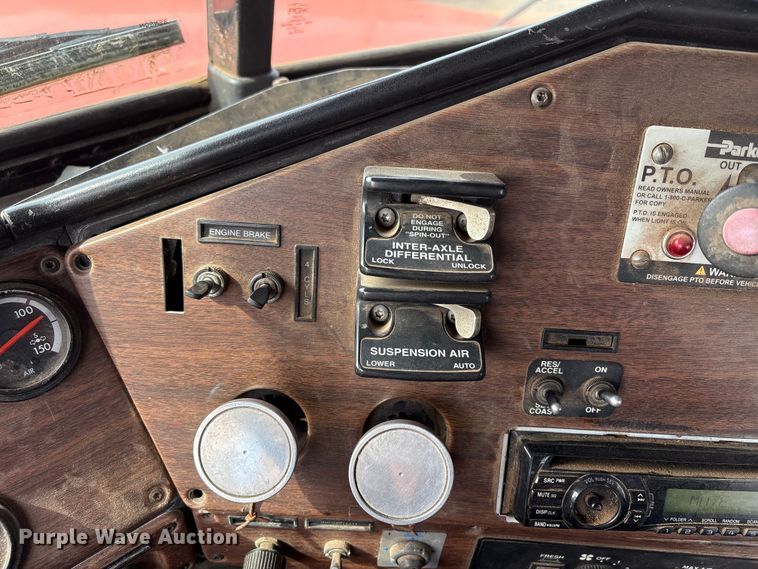 image for item NK9051 2007 Freightliner Classic semi truck