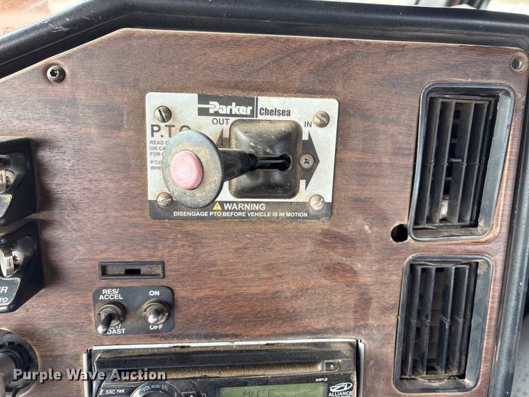 image for item NK9051 2007 Freightliner Classic semi truck