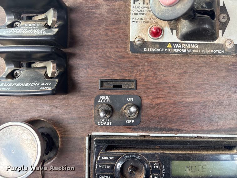 image for item NK9051 2007 Freightliner Classic semi truck