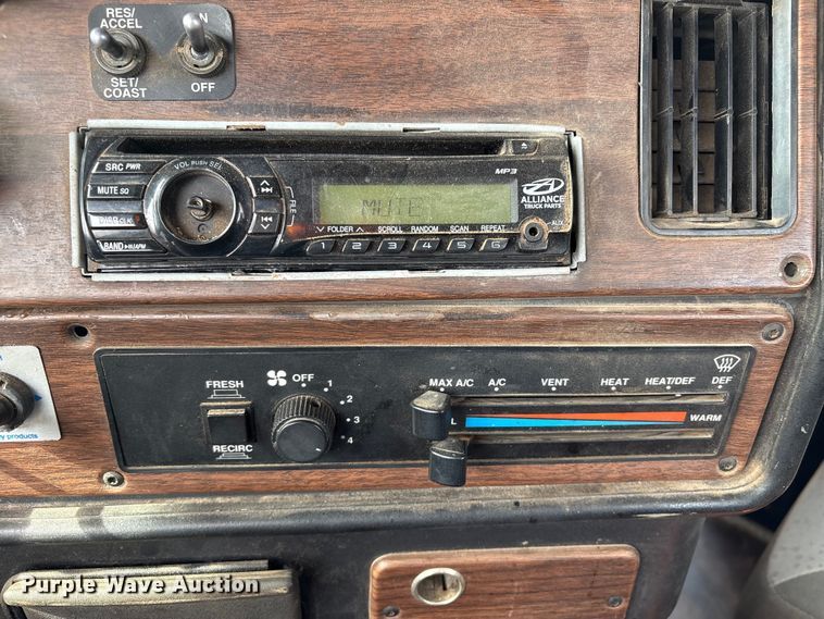 image for item NK9051 2007 Freightliner Classic semi truck