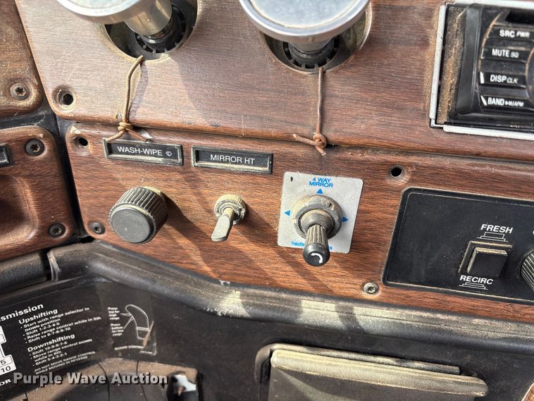 image for item NK9051 2007 Freightliner Classic semi truck