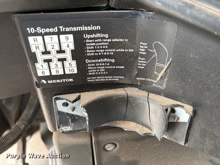 image for item NK9051 2007 Freightliner Classic semi truck