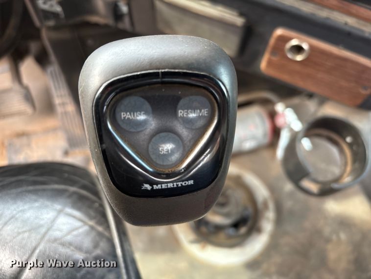 image for item NK9051 2007 Freightliner Classic semi truck