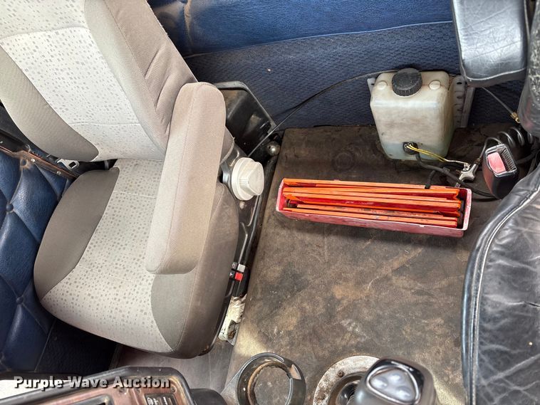 image for item NK9051 2007 Freightliner Classic semi truck