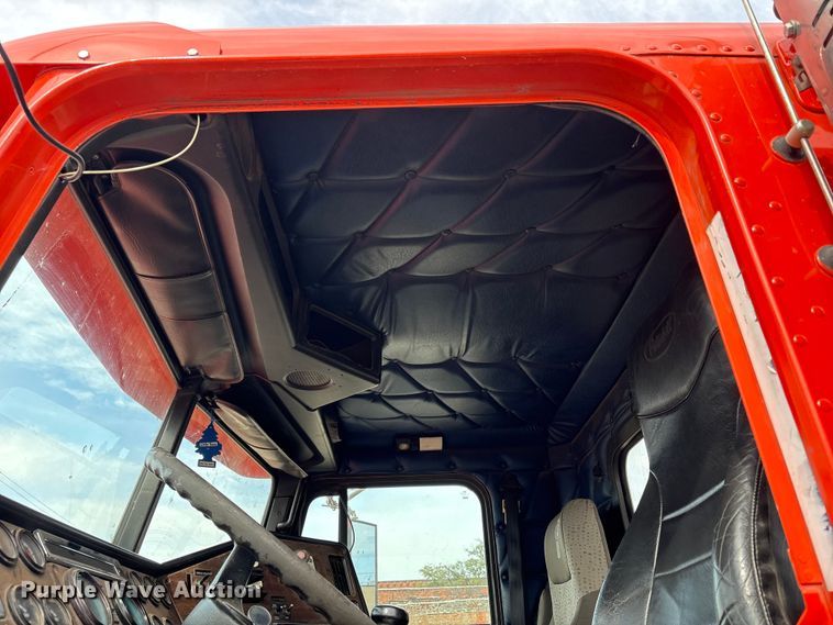 image for item NK9051 2007 Freightliner Classic semi truck