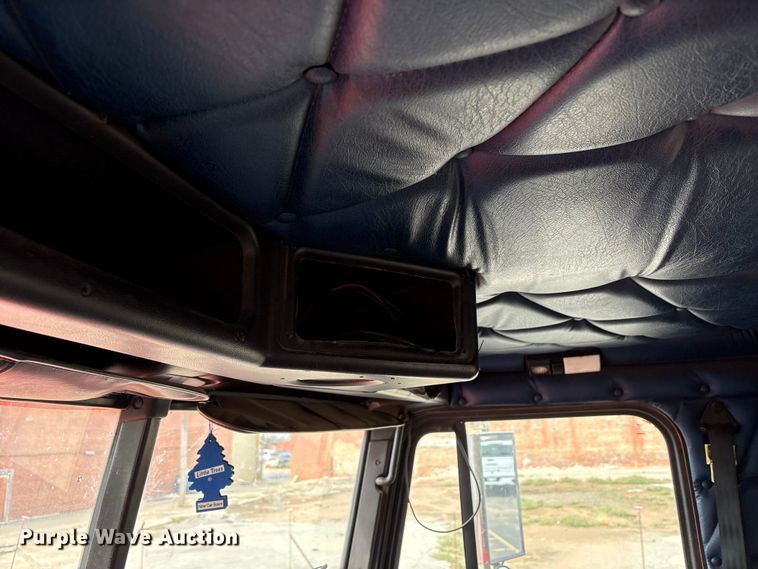 image for item NK9051 2007 Freightliner Classic semi truck