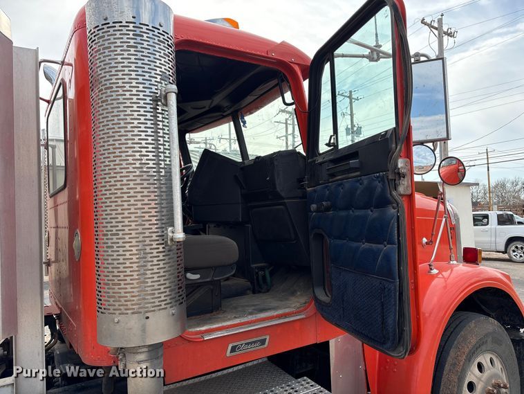 image for item NK9051 2007 Freightliner Classic semi truck