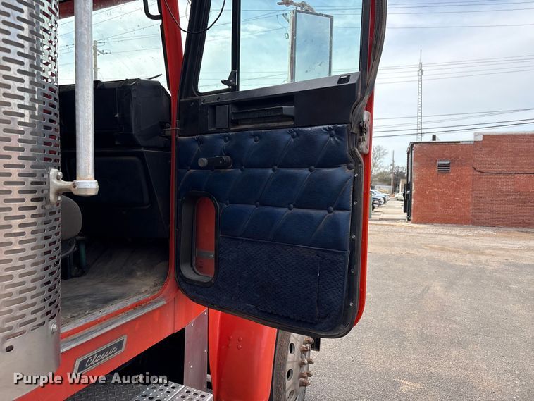 image for item NK9051 2007 Freightliner Classic semi truck