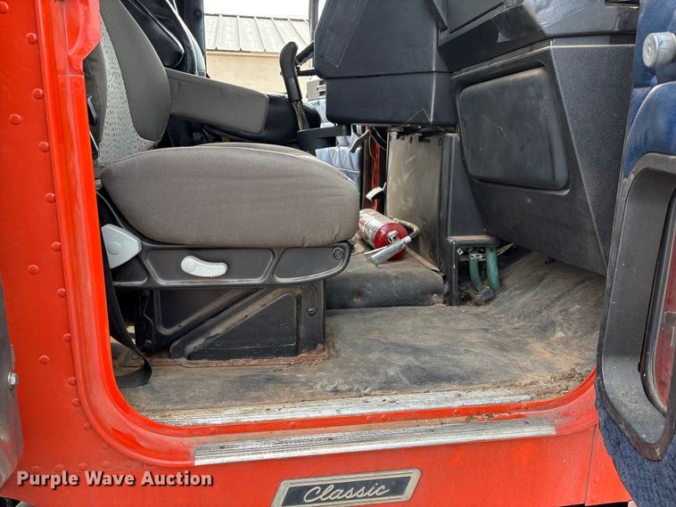 image for item NK9051 2007 Freightliner Classic semi truck