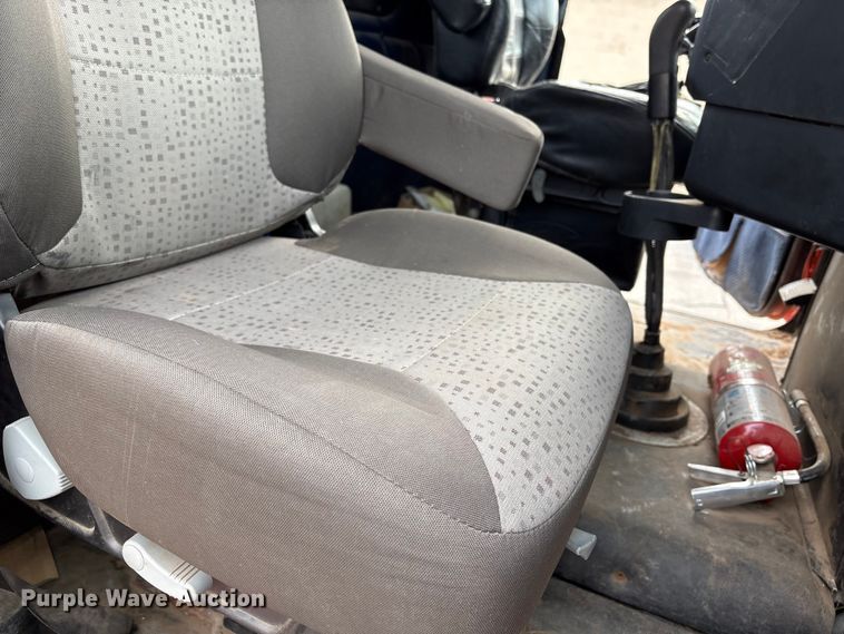 image for item NK9051 2007 Freightliner Classic semi truck