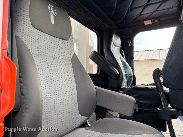 image for item NK9051 2007 Freightliner Classic semi truck