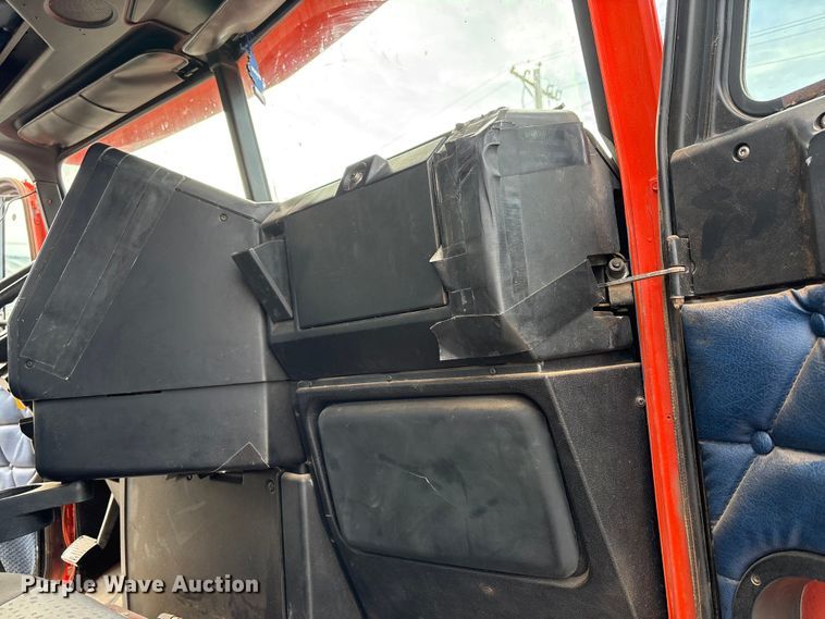 image for item NK9051 2007 Freightliner Classic semi truck