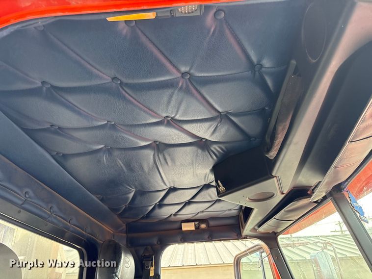 image for item NK9051 2007 Freightliner Classic semi truck