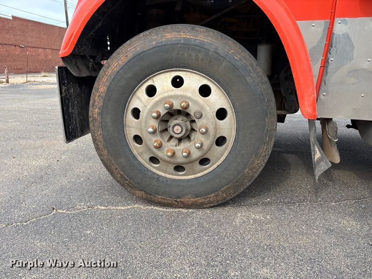 image for item NK9051 2007 Freightliner Classic semi truck