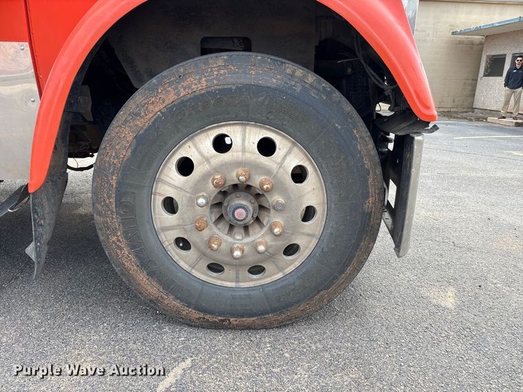 image for item NK9051 2007 Freightliner Classic semi truck