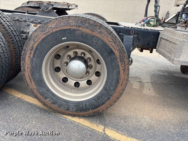 image for item NK9051 2007 Freightliner Classic semi truck