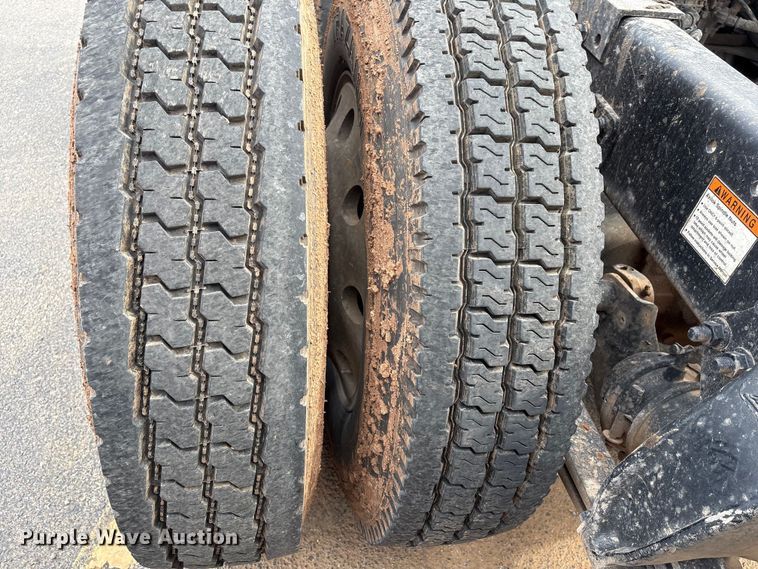 image for item NK9051 2007 Freightliner Classic semi truck