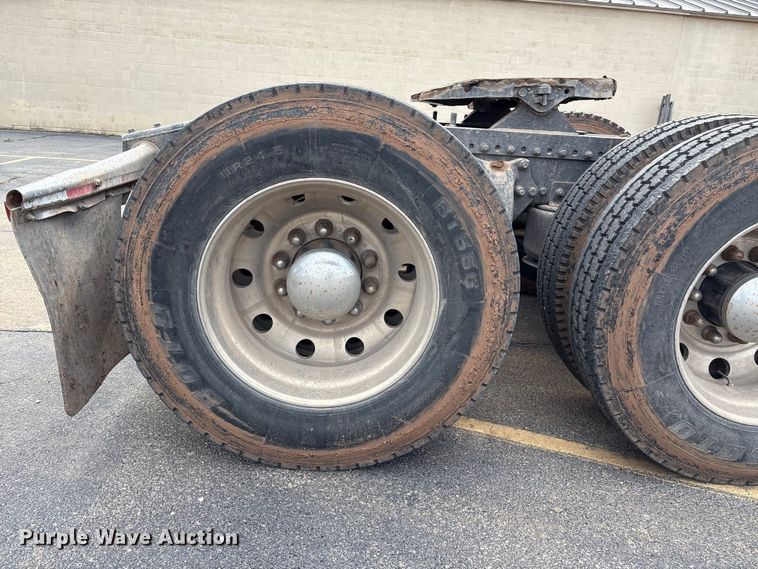 image for item NK9051 2007 Freightliner Classic semi truck