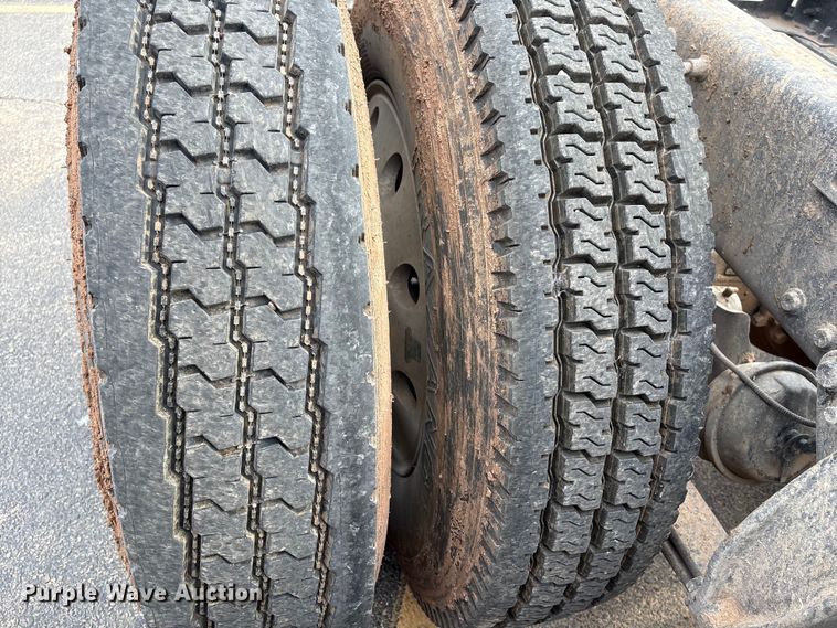 image for item NK9051 2007 Freightliner Classic semi truck