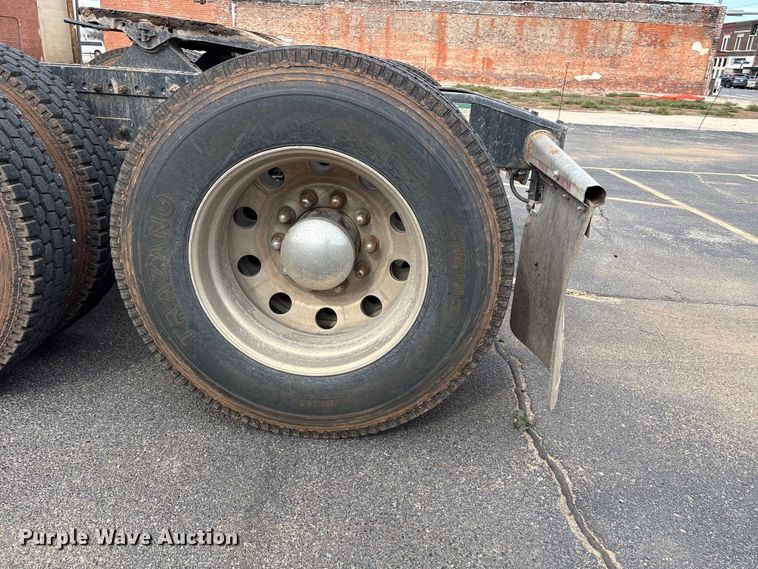 image for item NK9051 2007 Freightliner Classic semi truck