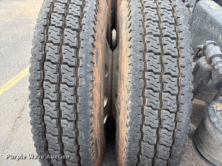 image for item NK9051 2007 Freightliner Classic semi truck