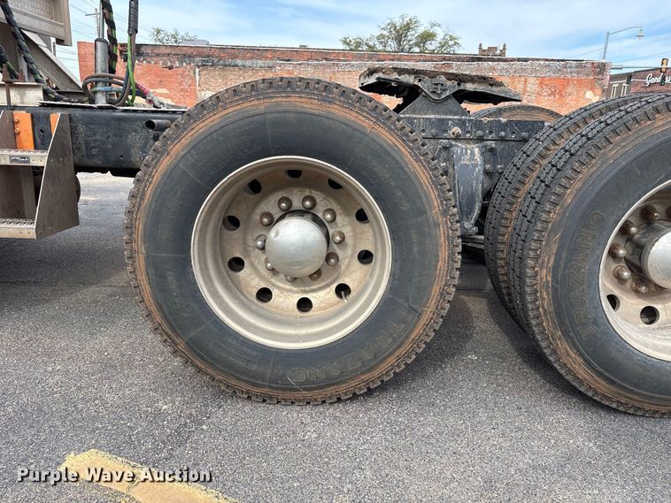 image for item NK9051 2007 Freightliner Classic semi truck