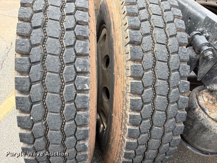 image for item NK9051 2007 Freightliner Classic semi truck