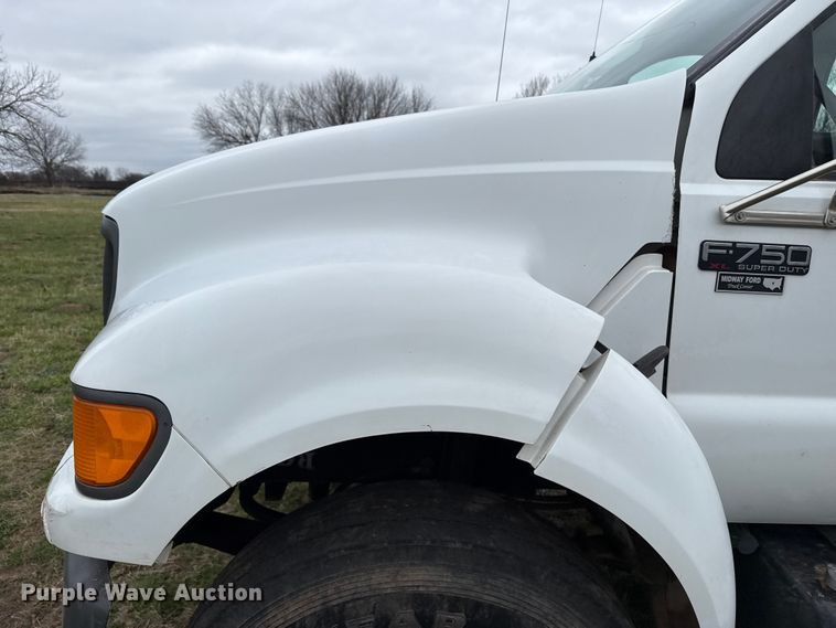 image for item NK9124 2001 Ford F750 Super Duty dump flatbed truck