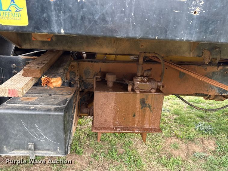 image for item NK9124 2001 Ford F750 Super Duty dump flatbed truck