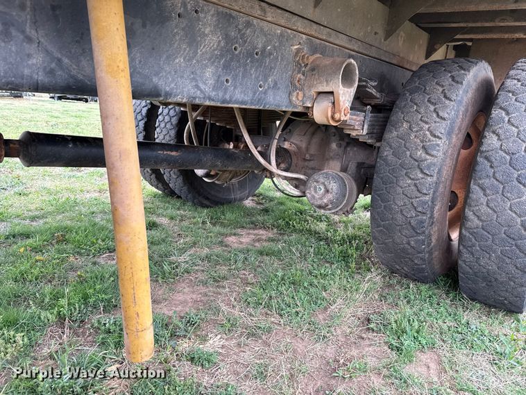 image for item NK9124 2001 Ford F750 Super Duty dump flatbed truck