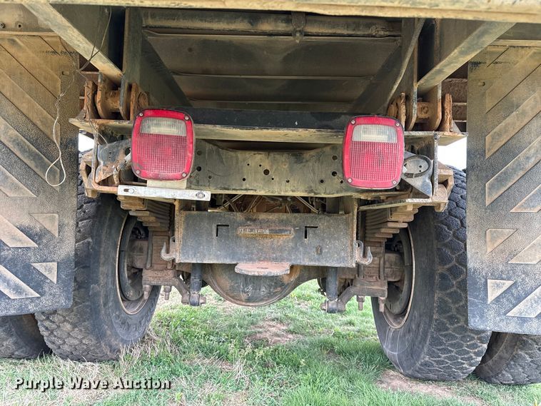 image for item NK9124 2001 Ford F750 Super Duty dump flatbed truck