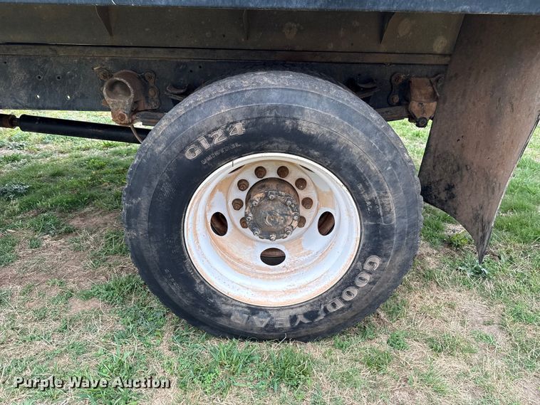 image for item NK9124 2001 Ford F750 Super Duty dump flatbed truck