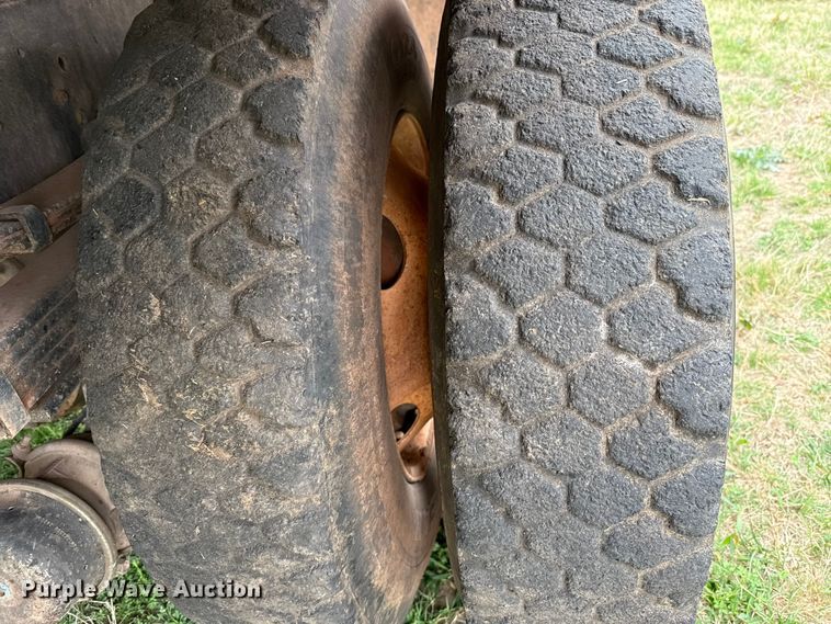 image for item NK9124 2001 Ford F750 Super Duty dump flatbed truck