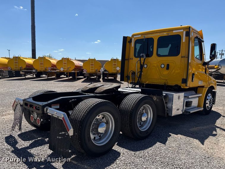 image for item NK9184 2022 Freightliner Cascadia 126 semi truck